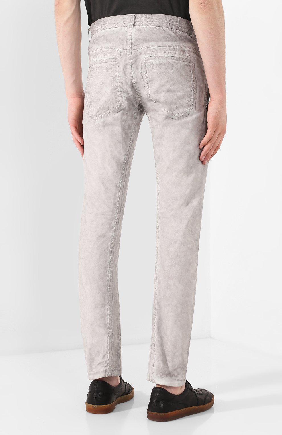Мужские хлопковые брюки ISAAC SELLAM светло-серого цвета, арт. EPICURIEN-WAX E20 | Фото 4 (Силуэт М (брюки): Чиносы; Длина (брюки, джинсы): Стандартные; Случай: Повседневный; Стили: Панк, Кэжуэл; Материал внешний: Хлопок)