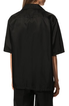 Женская рубашка PRADA черного цвета, арт. 24X702-1WQ8-F0002-212 | Фото 4 (Стили: Гламурный; Принт: Без принта; Рукава: Короткие; Женское Кросс-КТ: Рубашка-одежда; Материал внешний: Синтетический материал; Длина (для топов): Стандартные)