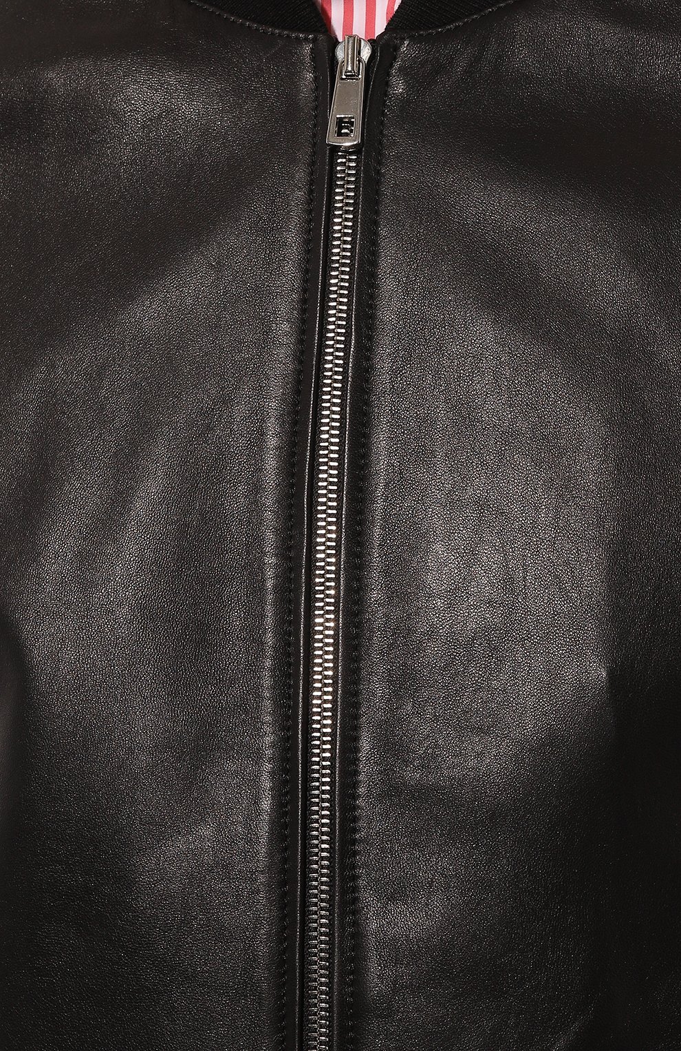 Мужской кожаный бомбер DESA черного цвета, арт. K13650 | Фото 5 (Кросс-КТ: Куртка, бомбер; Рукава: Длинные; Принт: Без принта; Материал сплава: Проставлено; Материал внешний: Натуральная кожа; Драгоценные камни: Проставлено; Мужское Кросс-КТ: Кожа и  замша; Длина (верхняя одежда): Короткие; Стили: Кэжуэл)