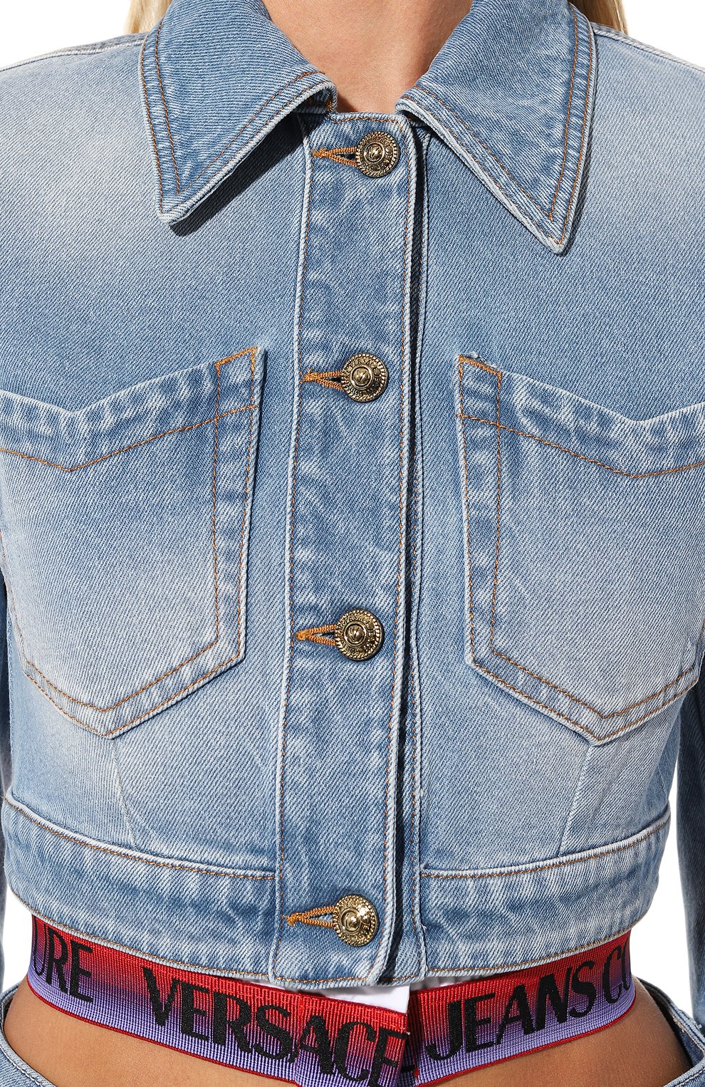 Женская джинсовая куртка VERSACE JEANS COUTURE голубого цвета, арт. 74HAS46B/DW009L01 | Фото 5 (Кросс-КТ: Куртка, Деним; Рукава: Длинные; Стили: Гранж; Материал сплава: Проставлено; Материал внешний: Хлопок, Деним; Драгоценные камни: Проставлено; Длина (верхняя одежда): Короткие)
