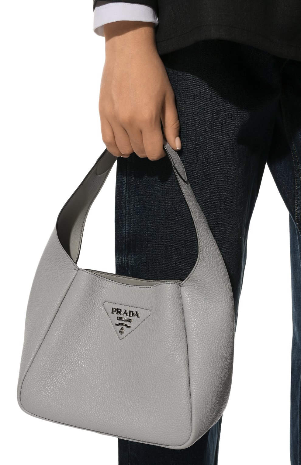 Женская сумка PRADA серого цвета, арт. 1BC127-2DKV-F010I-OOM | Фото 2 (Сумки-технические: Сумки top-handle; Размер: medium; Материал: Натуральная кожа)