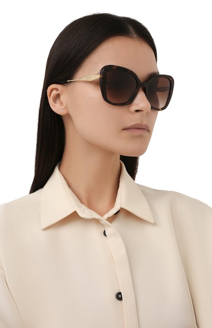 Женские солнцезащитные очки PRADA коричневого цвета, арт. 03YS-2AU6S1 | Фото 2 (Тип очков: С/з; Оптика Гендер: оптика-женское; Очки форма: Бабочка, Квадратные)
