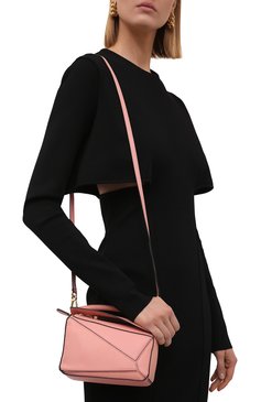 Женская сумка puzzle mini LOEWE розового цвета, арт. 322.30.U95 | Фото 5 (Сумки-технические: Сумки через плечо, Сумки top-handle; Материал: Натуральная кожа; Размер: mini; Ремень/цепочка: На ремешке)