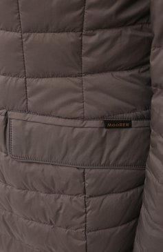 Мужская пуховая куртка zavyer-s3 MOORER темно-бежевого цвета, арт. ZAVYER-S3/M0UGI100071-TEPA028 | Фото 5 (Кросс-КТ: Куртка; Рукава: Длинные; Материал внешний: Синтетический материал; Мужское Кросс-КТ: Куртка-пуховая; Материал подклада: Синтетический материал; Длина (верхняя одежда): Короткие; Материал утеплителя: Пух и перо; Стили: Кэжуэл)