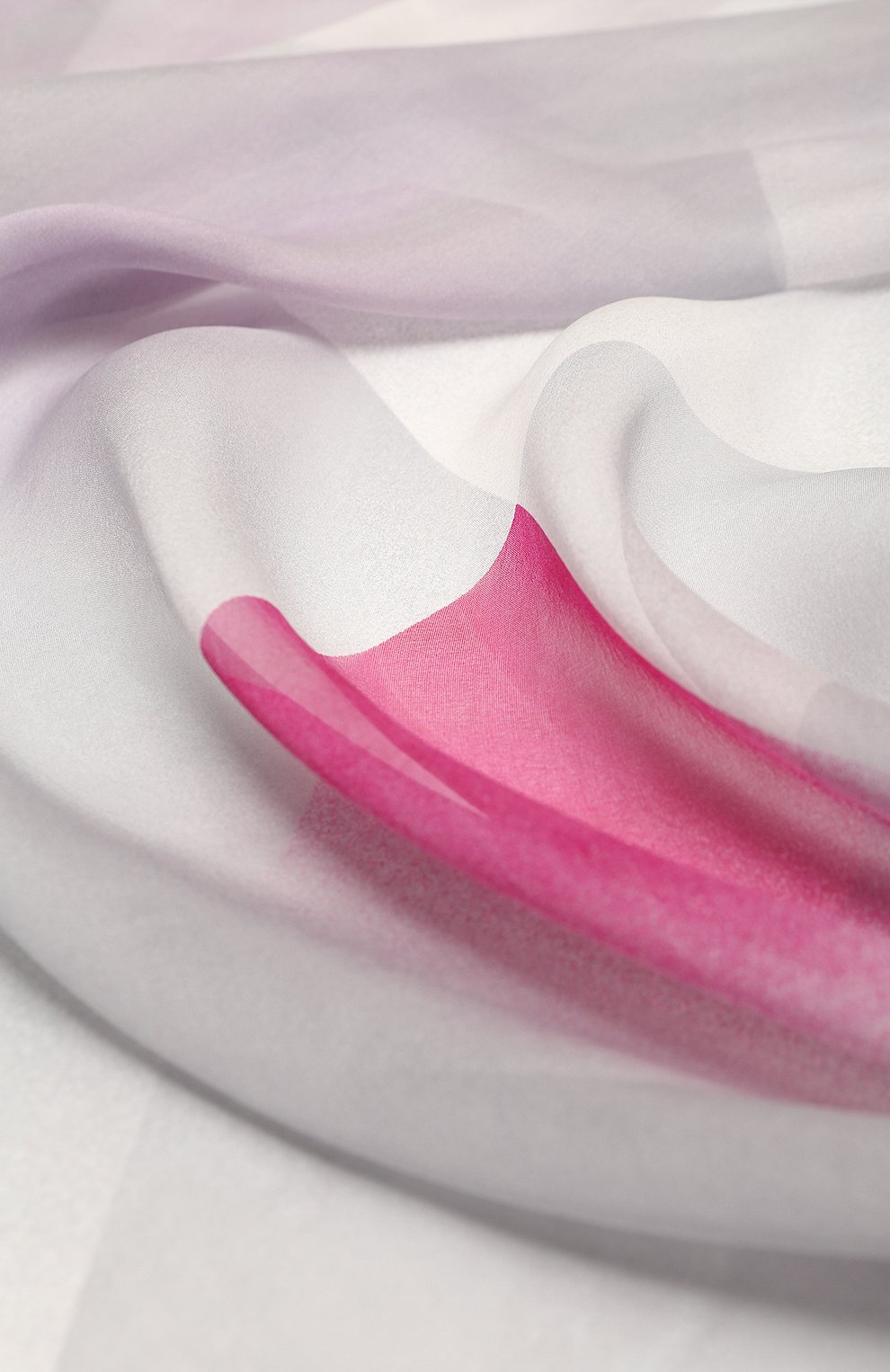 Женский шелковый шарф GIORGIO ARMANI серого цвета, арт. 795318/3R133 | Фото 5 (Материал: Текстиль, Шелк; Материал сплава: Проставлено; Нос: Не проставлено)