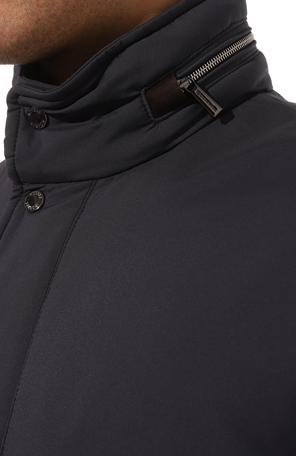 Мужская пуховая куртка bracci-skt MOORER темно-синего цвета, арт. ICCAR-SKT | Фото 5 (Кросс-КТ: Куртка; Рукава: Длинные; Длина (верхняя одежда): До середины бедра; Материал внешний: Синтетический материал; Материал сплава: Проставлено; Мужское Кросс-КТ: Куртка-пуховая; Материал подклада: Синтетический материал; Драгоценные камни: Проставлено; Стили: Кэжуэл)