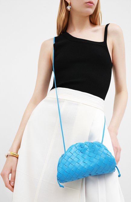 Женский клатч pouch mini BOTTEGA VENETA синего цвета, арт. 585852/VCPP1 | Фото 2 (Материал: Натуральная кожа; Ремень/цепочка: На ремешке; Женское Кросс-КТ: Клатч-клатчи; Размер: mini; Региональные ограничения белый список (Axapta Mercury): RU)