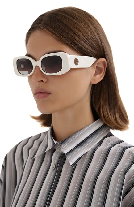 Женские солнцезащитные очки LINDA FARROW белого цвета, арт. LFL1117C3 SUN | Фото 2 (Тип очков: С/з; Региональные ограничения белый список (Axapta Mercury): RU; Очки форма: Прямоугольные; Оптика Гендер: оптика-женское)