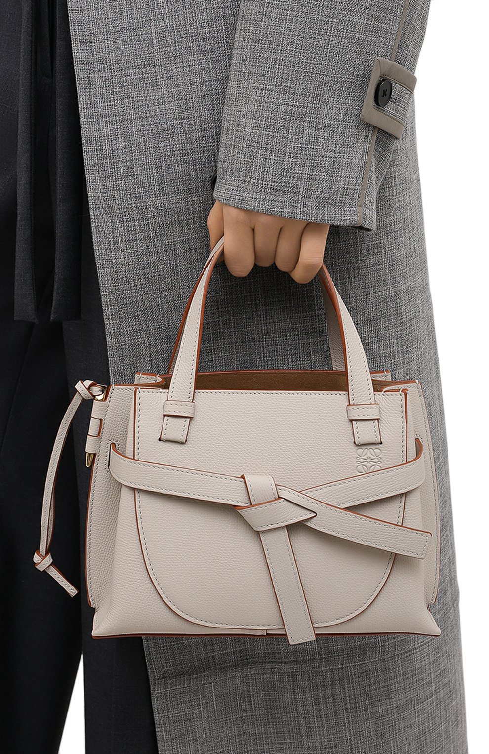 Женская светло-серая сумка gate LOEWE купить в интернет-магазине ЦУМ ...