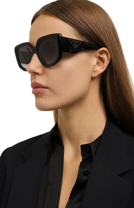 Женские солнцезащитные очки PRADA черного цвета, арт. 14ZS-1AB09S | Фото 2 (Материал: Пластик; Тип очков: С/з; Очки форма: Квадратные; Оптика Гендер: оптика-женское)