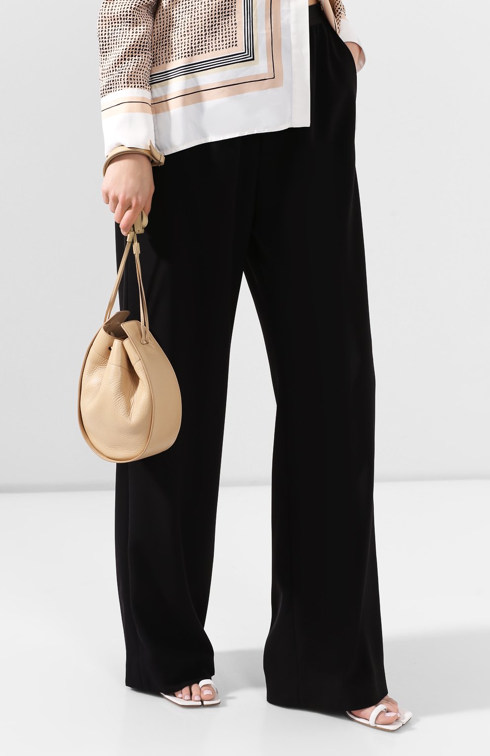 Женская сумка THE ROW кремвого цвета, арт. W1198L23 | Фото 5 (Сумки-технические: Сумки через плечо; Материал: Натуральная кожа; Размер: mini)
