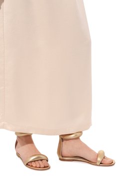 Женские кожаные сандалии bijoux GIANVITO ROSSI золотого цвета, арт. G61604.05CU0.NPSMEK0 | Фото 3 (Каблук высота: Низкий; Материал внутренний: Натуральная кожа; Подошва: Плоская)
