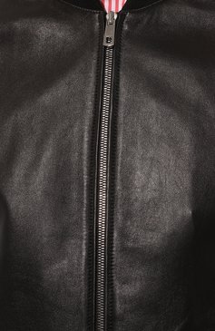 Мужской кожаный бомбер DESA черного цвета, арт. K13650 | Фото 5 (Кросс-КТ: Куртка, бомбер; Рукава: Длинные; Принт: Без принта; Материал сплава: Прос тавлено; Материал внешний: Натуральная кожа; Драгоценные камни: Проставлено; Мужское Кросс-КТ: Кожа и замша; Длина (верхняя одежда): Короткие; Стили: Кэжуэл)