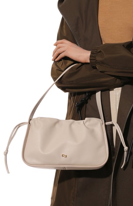 Женская сумка scrunch YUZEFI светло-бежевого цвета, арт. YUZC0-HB-SC-11 | Фото 2 (Материал: Натуральная кожа; Размер: medium; Сумки-технические: Сумки top-handle; Региональные ограничения белый список (Axapta Mercury): RU)