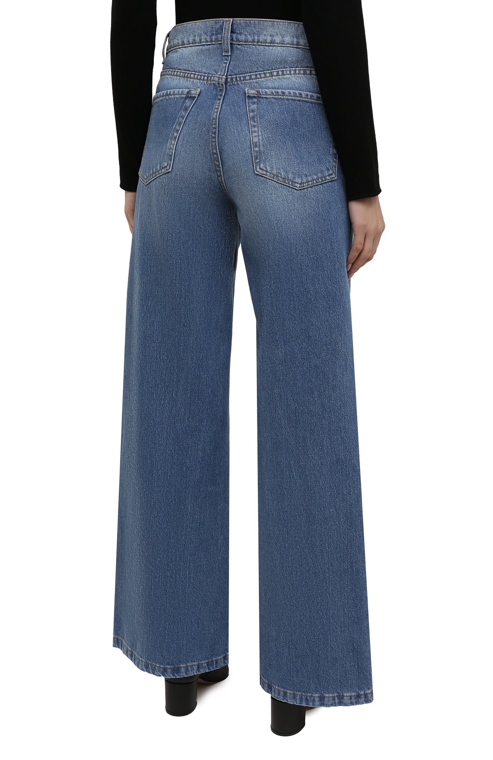 Женские джинсы MAGDA BUTRYM голубого цвета, арт. 1307210000 | Фото 4 (Силуэт Ж (брюки и джинсы): Широкие; Кросс-КТ: Деним; Длина (брюки, джинсы): Стандартные; Стили: Гранж; Материал внешний: Хлопок; Детали: Потертости)