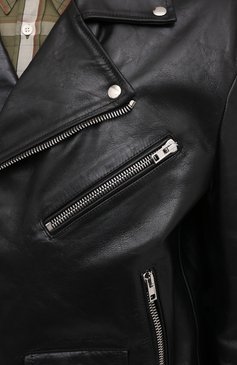 Мужская кожаная куртка VETEMENTS черного цвета, арт. UE51JA800WL 2470/M | Фото 5 (Кросс-КТ: Куртка; Рукава: Длинные; Стили: Гранж; Региональные ограничения белый список (Axapta Mercury): RU; Материал внешний: Натуральная кожа; Мужское Кросс-КТ: Кожа и замша; Длина (верхняя одежда): Короткие; Материал подклада: Вискоза)