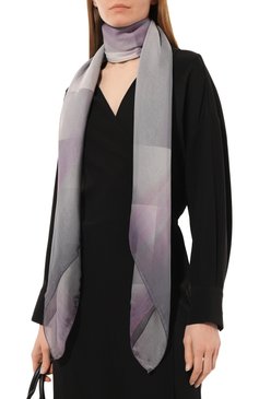 Женский шелковый шарф GIORGIO ARMANI серого цвета, арт. 795318/3R133 | Фото 3 (Материал: Текстиль, Шелк; Материал сплава: Проставлено; Нос: Не проставлено)