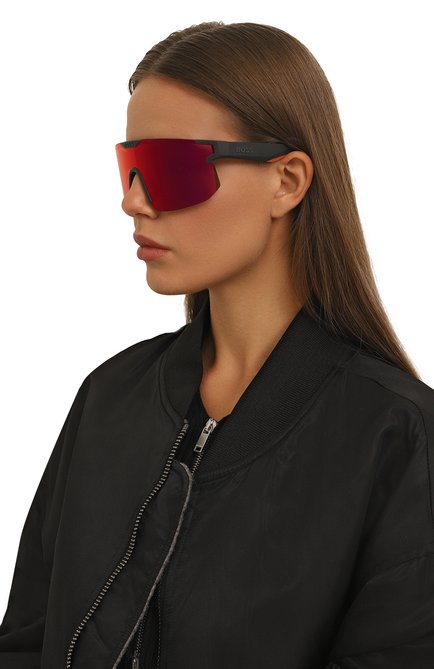 Женские солнцезащитные очки BOSS красного цвета, арт. 1500 2M8 | Фото 2 (Материал: Пластик; Тип очков: С/з; Кросс-КТ: С/з-унисекс; Оптика Гендер: оптика-унисекс; Очки форма: Маска)