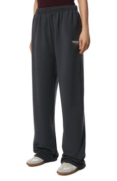Женские хлопковые брюки BALENCIAGA серого цвета, арт. 674594/TKVI9 | Фото 3 (Силуэт Ж (брюки и джинсы): Широкие; Длина (брюки, джинсы): Стандартные; Женское Кросс-КТ: Брюки-одежда; Материал внешний: Хлопок; Стили: Спорт-шик)