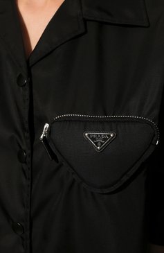 Женская рубашка PRADA черного цвета, арт. 24X702-1WQ8-F0002-212 | Фото 5 (Стили: Гламурный; Принт: Без принта; Рукава: Короткие; Женское Кросс-КТ: Рубашка-одежда; Материал внешний: Синтетический материал; Длина (для топов): Стандартные)