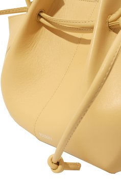 Женская сумка mochi YUZEFI желтого цвета, арт. YUZSS23-HB-M0-L001 | Фото 3 (Сумки-технические: Сумки top-handle; Материал: Натуральная кожа; Материал сплава: Проставлено; Драгоценные камни: Проставлено; Размер: small)