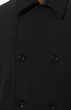Мужской плащ HETREGO темно-синего цвета, арт. 8K454/FIN | Фото 5 (Мужское Кросс-КТ: Плащ-верхняя одежда; Рукава: Длинные; Материал внешний: Синтетический материал; Материал сплава: Проставлено; Материал подклада: Синтетический материал; Драгоценные камни: Проставлено; Длина (верхняя одежда): Короткие; Стили: Кэжуэл)