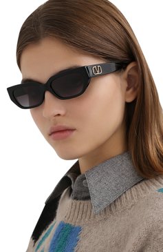 Женские солнцезащитные очки VALENTINO черного цвета, арт. 4080-50018G | Фото 2 (Региональные ограничения белый список (Axapta Mercury): RU; Тип очков: С/з; Очки форма: Узкие)