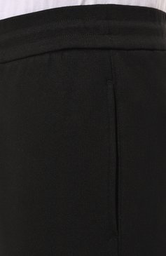 Мужские хлопковые джоггеры EMPORIO ARMANI черного цвета, арт. 6R1PU3/1JWPZ | Фото 5 (Длина (брюки, джинсы): Стандартные; Материал сплава: Проставлено; Материал внешний: Хлоп ок; Стили: Спорт-шик; Драгоценные камни: Проставлено; Силуэт М (брюки): Джоггеры)