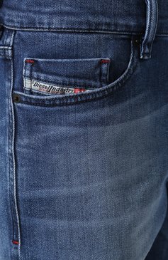 Мужские джинсы DIESEL синего цвета, арт. 00SWID/0097Y | Фото 5 (Силуэт М (брюки): Прямые; Кросс-КТ: Деним; Длина (брюки, джинсы): Стандартные; Материал внешний: Хлопок; Детали: Потертости)