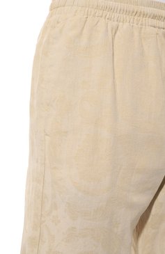 Мужские хлопковые брюки VERSACE бежевого цвета, арт. 1010715/1A07717 | Фото 5 (Длина (брю ки, джинсы): Стандартные; Случай: Повседневный; Материал сплава: Проставлено; Материал внешний: Хлопок; Драгоценные камни: Проставлено; Стили: Кэжуэл)