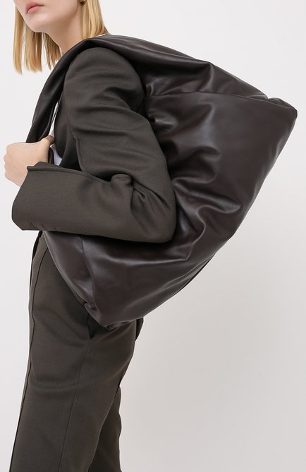 Женская сумка shoulder pouch medium BOTTEGA VENETA темно-коричневого цвета, арт. 607984/VCP40 | Фото 2 (Материал: Натуральная кожа; Сумки-технические: Сумки top-handle; Размер: medium; Региональные ограничения белый список (Axapta Mercury): RU)