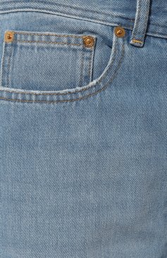 Женские джинсы VERSACE голубого цвета, арт. 1006872_1A04899 | Фото 5 (Длина (брюки, джинсы): Удлиненные; Кросс-КТ: Деним; Региональные ограничения белый список (Axapta Mercury): Не проставлено; Материал сплава: Проставлено; Нос: Не проставлено; Силуэт Ж (брюки и джинсы): Расклешенные; Материал внешний: Хлопок, Деним; Д етали: Потертости; Драгоценные камни: Проставлено; Стили: Кэжуэл)