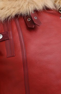 Женская дубленка ALEXANDER MCQUEEN красного цвета, арт. 633562/Q5AEV | Фото 6 (Женское Кросс-КТ: Мех, Замша и кожа; Рукава: Длинные; Материал внешний: Натуральный мех; Длина (верхняя одежда): Короткие)