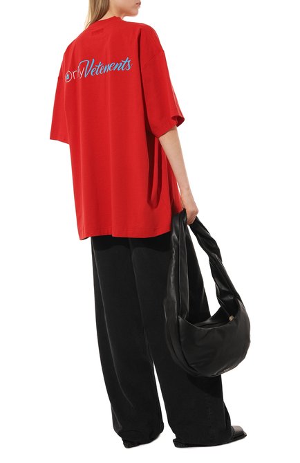 Женская хлопковая футболка VETEMENTS красного цвета, арт. UA63TR161R | Фото 2 (Материал внешний: Хлопок; Длина (для топов): Удлиненные; Стили: Спорт-шик; Принт: С принтом; Женское Кросс-КТ: Футболка-одежда; Рукава: Короткие)