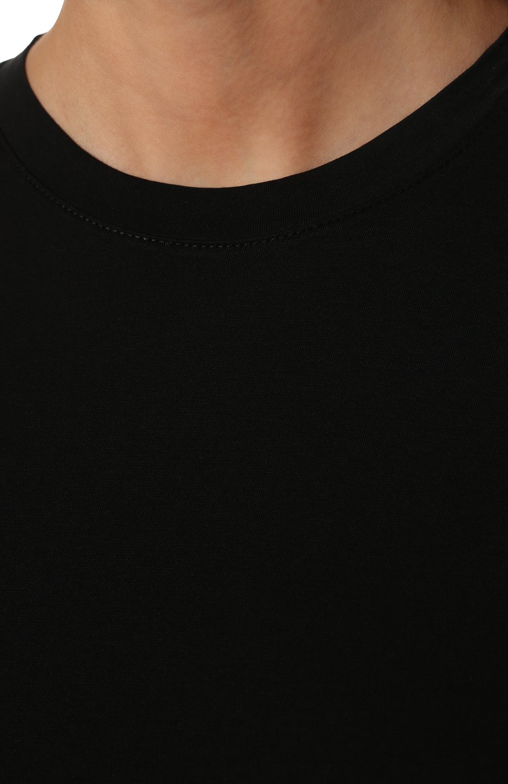 Жен�ская хлопковая футболка VINCE черного цвета, арт. VR59183107 | Фото 5 (Материал внутренний: Не назначено; Принт: Без принта; Рукава: Короткие; Длина (для топов): Стандартные; Региональные ограничения белый список (Axapta Mercury): RU; Материал сплава: Проставлено; Материал внешний: Хлопок; Силуэт Ж (для верхов): Приталенный; Женское Кросс-КТ: Футболка-одежда; Драгоценные камни: Проставлено; Статус проверки: Проверена категория)