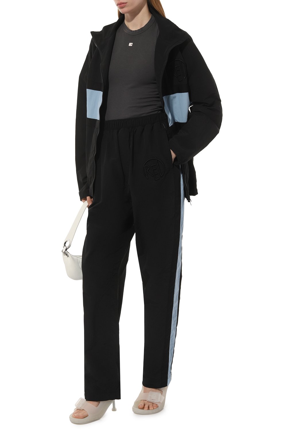 Женская куртка RED SEPTEMBER черного цвета, арт. RSSS23-51.1 | Фото 2 (Кросс-КТ: Куртка; Рукава: Длинные; Материал внешний: Синтетический материал; Материал сплава: Проставлено; Стили: Спорт-шик; Драгоценные камни: Проставлено; Длина (верхняя одежда): Короткие)