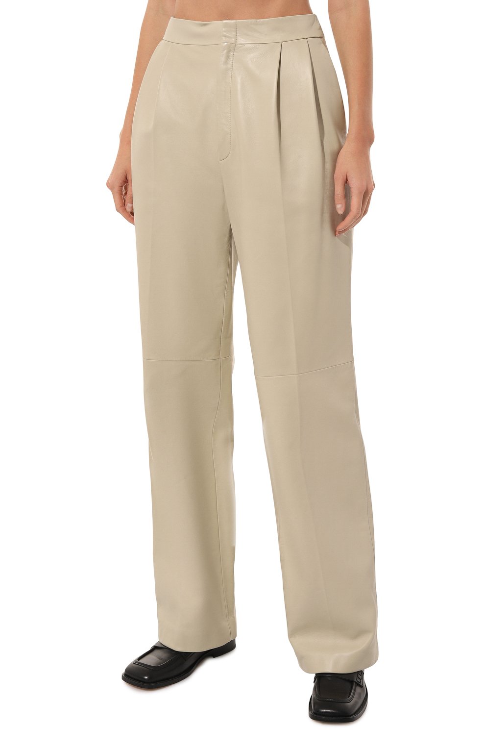 Женские кожаные брюки GUCCI светло-серого цвета, арт. 671376 XNAPL | Фото 3 (Силуэт Ж (брюки и джинсы): Широкие; Длина (брюки, джинсы): Стандартные; Женское Кросс-КТ: Брюки-одежда, Кожаные брюки; Материал внешний: Натуральная кожа; Стили: Кэжуэл)