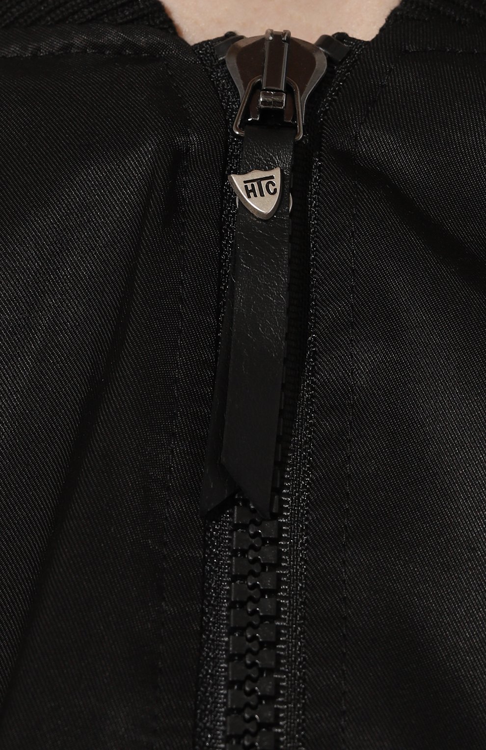 Женский бомбер из вискозы HTC черного цвета, арт. 23SHTGI008 | Фото 5 (Кросс-КТ: Куртка, бомбер; Рукава: Длинные; Материал сп лава: Проставлено; Стили: Спорт-шик; Материал подклада: Синтетический материал; Материал внешний: Вискоза; Драгоценные камни: Проставлено; Длина (верхняя одежда): Короткие)
