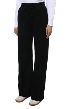 Женские хлопковые брюки VALENTINO черного цвета, арт. XB3MD03S717 | Фото 3 (Силуэт Ж (брюки и джинсы): Широкие; Длина (брюки, джинсы): Стандартные; Женское Кросс-КТ: Брюки-одежда; Материал сплава: Проставлено; Материал внешний: Хлопок; Драгоценные камни: Проставлено; Стили: Кэжуэл)