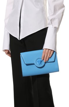Женские кожаный кошелек на цепочке la medusa VERSACE голубого цвета, арт. 1000814/DVIT2T | Фото 2 (Ремень/цепочка: С цепочкой; Материал: Натуральная кожа)