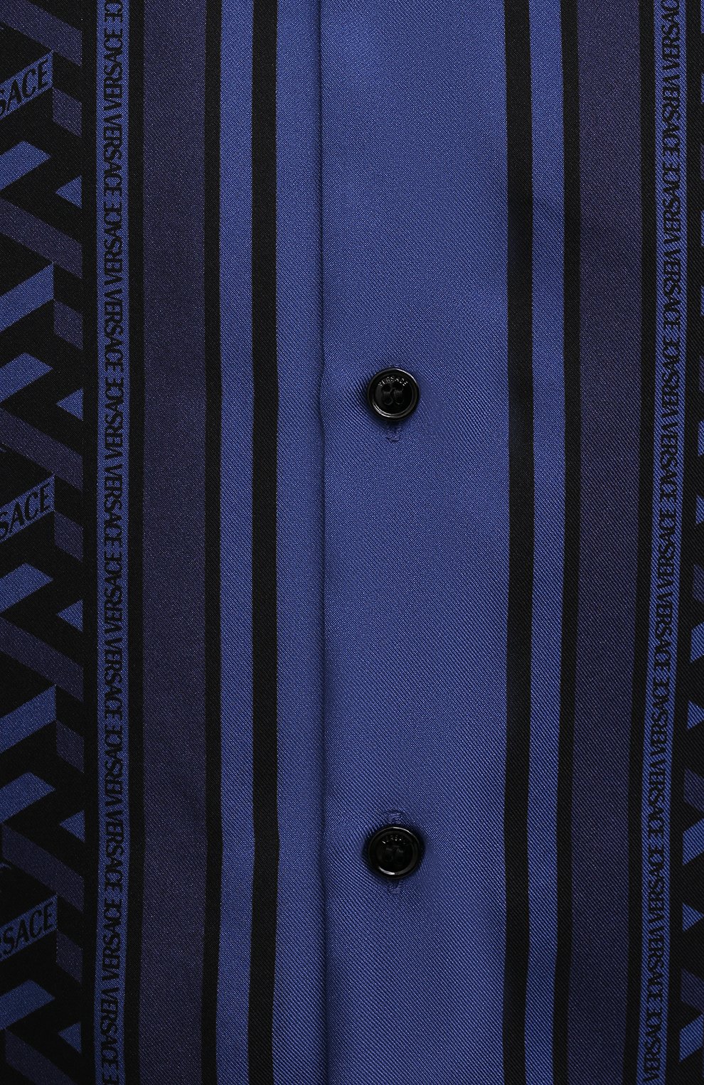 Мужская шелковая рубашка VERSACE синего цвета, арт. A84050/1A01613 | Фото 5 (Манжеты: На пуговицах; Воротник: Кент; Материал внешний: Шелк; Рукава: Длинные; Стили: Гламурный; Рубашки М: Classic Fit; Случай: Повседневный; Длина (для топов): Стандартные; Принт: С принтом; Материал сплава: Проставлено; Драгоценные камни: Проставлено)