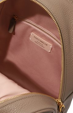 Женский рюкзак gleen COCCINELLE бежевого цвета, арт. E1 N15 14 02 01 | Фото 5 (Размер: medium; Материал: Натуральная кожа; Материал сплава: Проставлено; Драгоценные камни: Проставлено; Стили: Кэжуэл)