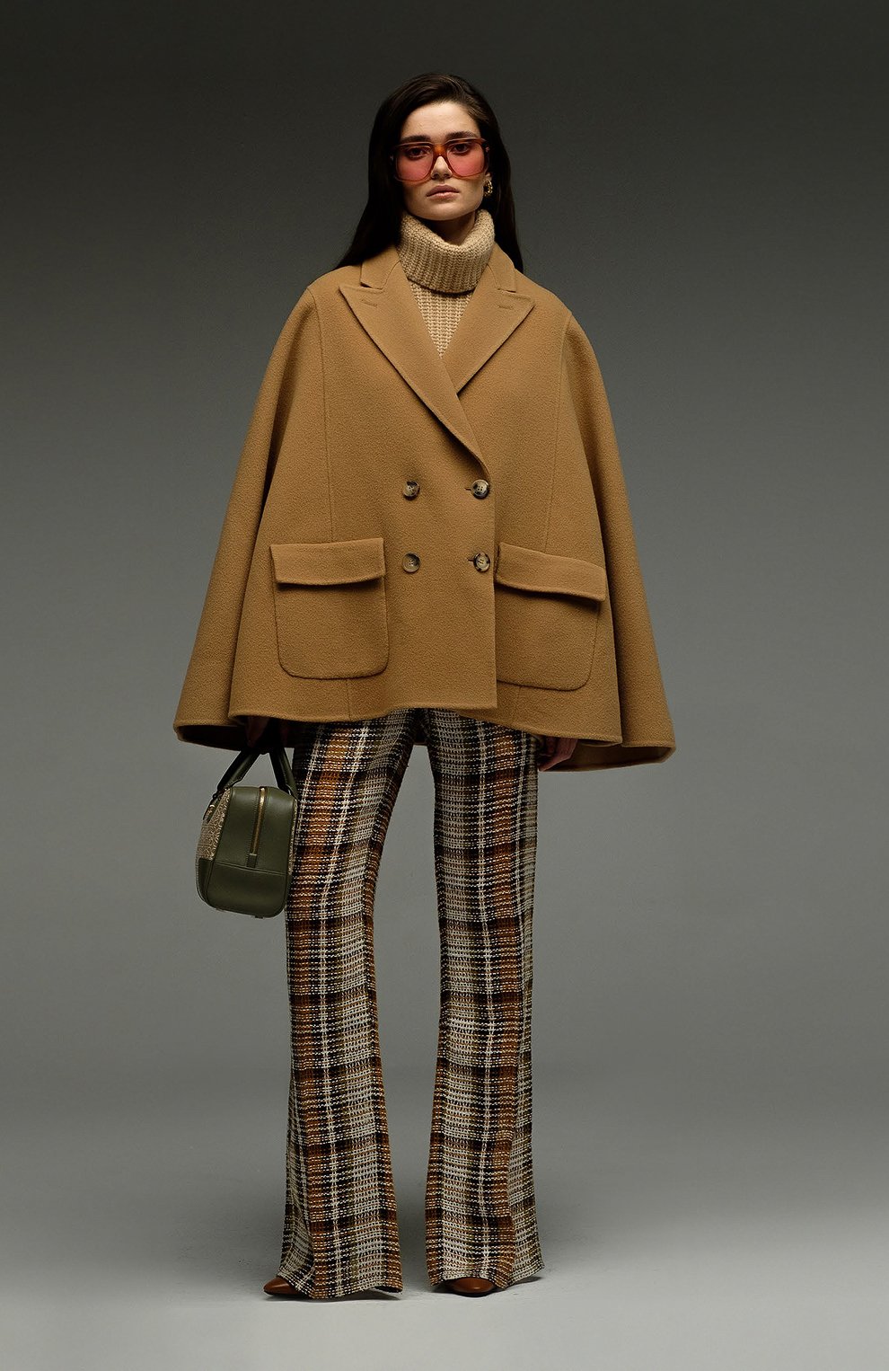 Женский шерстяной жакет JW ANDERSON коричневого цвета, арт. C00131 PG0352 | Фото 6 (Материал внешний: Шерсть; Рукава: Длинные; Случай: Повседневный; Длина (для топов): Удлиненные; Региональные ограничения белый список (Axapta Mercury): RU; 1-2-бортные: Двубортные; Женское Кросс-КТ: Жакет-одежда; Стили: Кэжуэл)