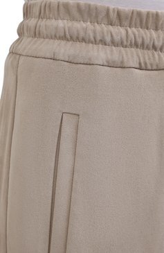 Женские замшевые брюки BRUNELLO CUCINELLI светло-бежевого цвета, арт. MPW30P7698 | Фото 5 (Длина (брюки, джинсы): Стандартные; Женское Кросс-КТ: Брюки-одежда, Кожаные брюки; Материал сплава: Проставлено; Силуэт Ж (брюки и джинсы): Расклешенные; Материал внешний: Натуральная кожа; Драгоценные камни: Проставлено; Стили: Кэжуэл)