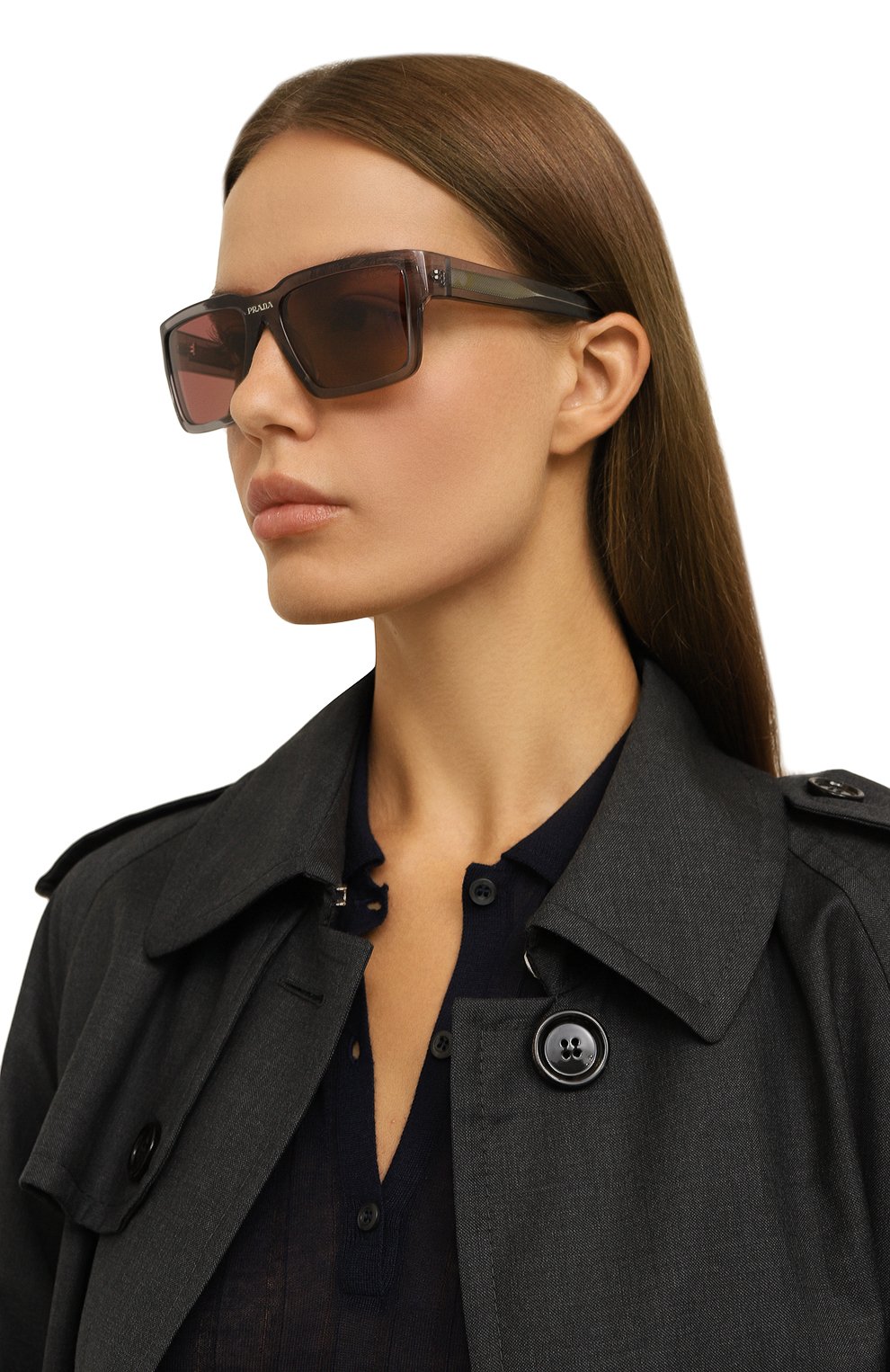 Женские солнцезащитные очки PRADA серого цвета, арт. SPR10Y-E08U-F00A0-055 | Фото 2 (Материал сплава: Проставлено; Нос: Не проставлено; Материал: Пластик; Тип очков: С/з; Оптика Гендер: оптика-женское; Очки форма: Прямоугольные)