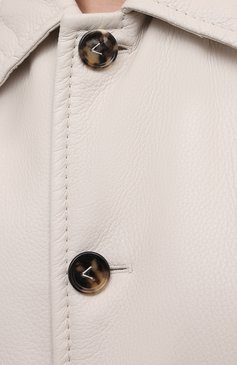 Женское кожаное пальто BOTTEGA VENETA кремвого цвета, арт. 655939/V0Q60 | Фото 5 (Рукава: Длинные; Длина (верхняя одежда): До середины бедра; Региональные ограничения белый список (Axapta Mercury): RU; Материал сплава: Проставлено; 1-2-бортные: Однобортные; Материал внешний: Натуральная кожа; Драгоценные камни: Проставлено; Женское Кросс-КТ: Замша и кожа; Материал подклада: Хлопок; Стили: Кэжуэл)