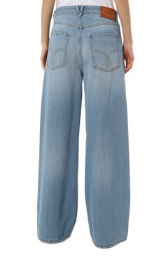 Женские джинсы VERSACE голубого цвета, арт. 1006872_1A04899 | Фото 4 (Длина (брюки, джинсы): Удлиненные; Кросс-КТ: Деним; Региональные ограничения белый список (Axapta Mercury): Не проставлено; Материал сплава: Проставлено; Нос: Не проставлено; Силуэт Ж (брюки и джинсы): Расклешенные; Материал внешний: Хлопок, Деним; Детали: Потертости; Драгоценные камни: Проставлено; Стили: Кэжуэл)