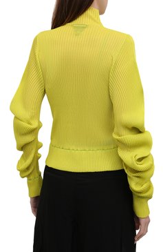 Женская шелковая водолазка BOTTEGA VENETA салатового цвета, арт. 664118/V0ZF0 | Фото 4 (Женское Кросс-КТ: Водолазка-одежда; Материал внешний: Шелк; Рукава: Длинные; Длина (для топов): Стандартные; �Материал сплава: Проставлено; Драгоценные камни: Проставлено; Стили: Бохо)