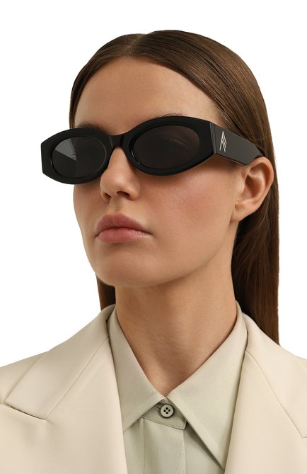 Женские солнцезащитные очки THE ATTICO черного цвета, арт. ATTIC038C1SUN | Фото 2 (Нос: Не проставлено; Региональные ограничения белый список (Axapta Mercury): Не проставлено; Материал: Пластик; Тип очков: С/з; Очки форма: Овальные; Оптика Гендер: оптика-женское)