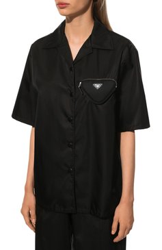 Женская рубашка PRADA черного цвета, арт. 24X702-1WQ8-F0002-212 | Фото 3 (Стили: Гламурный; Принт: Без принта; Рукава: Короткие; Женское Кросс-КТ: Рубашка-одежда; Материал внешний: Синтетический материал; Длина (для топов): Стандартные)